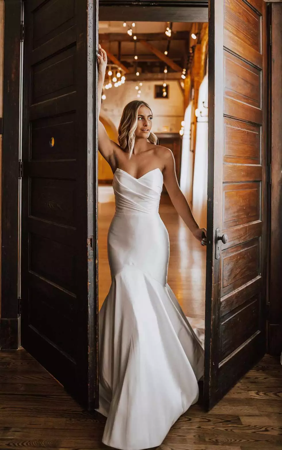 Postaw na minimalizm – czyli gładkie suknie ślubne